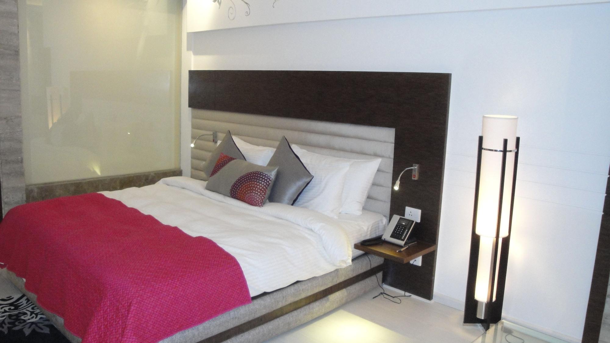 Maya Hotel Chandigarh Bagian luar foto