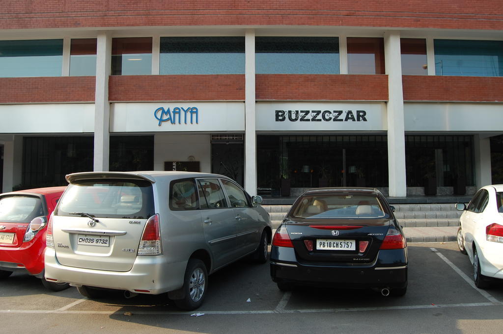 Maya Hotel Chandigarh Bagian luar foto