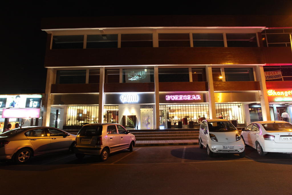 Maya Hotel Chandigarh Bagian luar foto