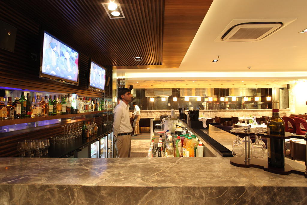 Maya Hotel Chandigarh Bagian luar foto